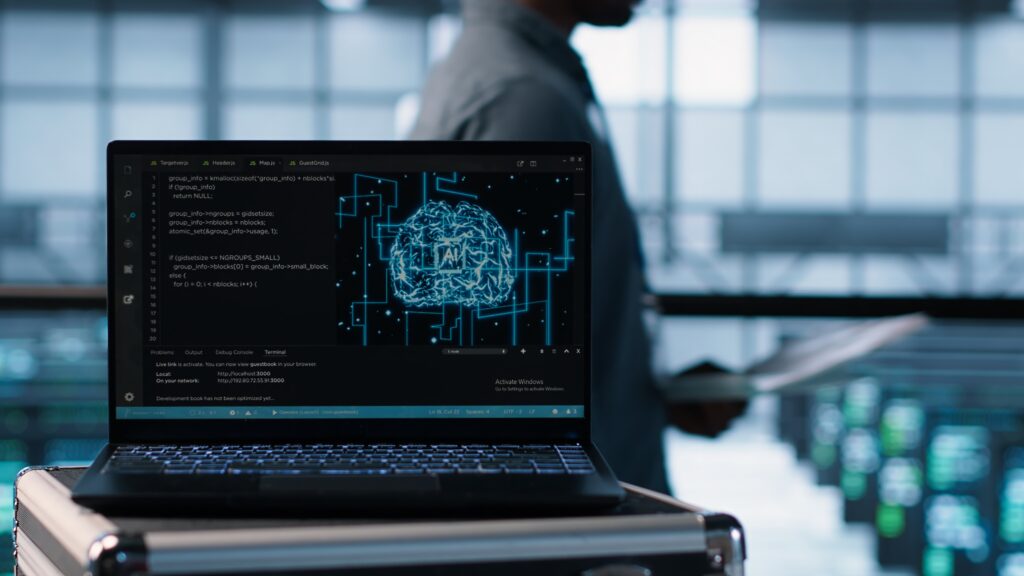 Inteligência artificial impulsiona eficiência e transforma operações na Indústria 4.0 1 notebook used by ai it experts close up