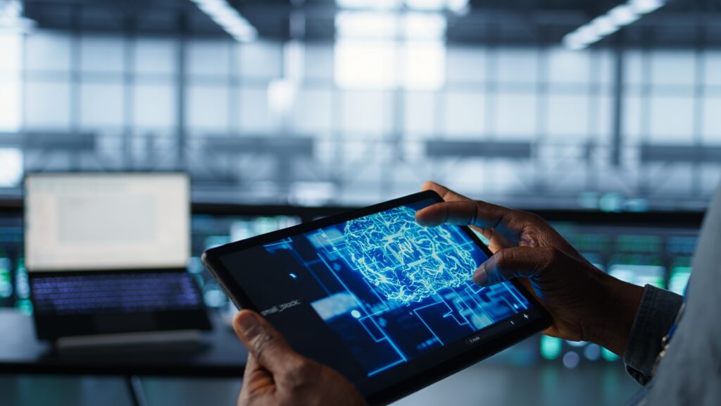Inteligência Artificial leva fábricas a um novo patamar de eficiência e antecipa falhas na automação industrial 1 programmer data center using ai tech tablet close up