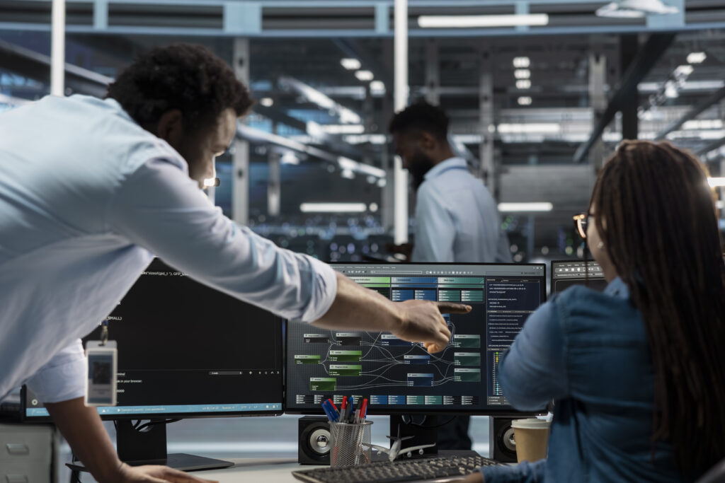 Do monitoramento à ação: saiba o que o GENESIS 11 pode fazer pela sua indústria 1 data center supervisor overseeing admin using pc visualize ai node trees