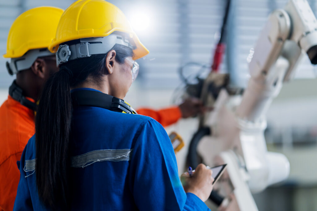 Acerca de 2 engineer manufacturing factory